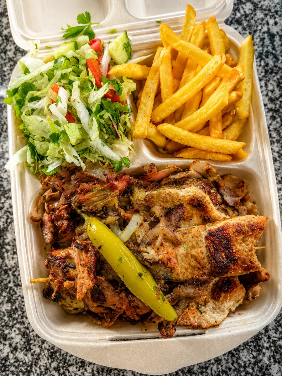 Spezial Teller – Souflaki, Schweinesteak, Suzuki, Gyros, Salat, Tzatziki