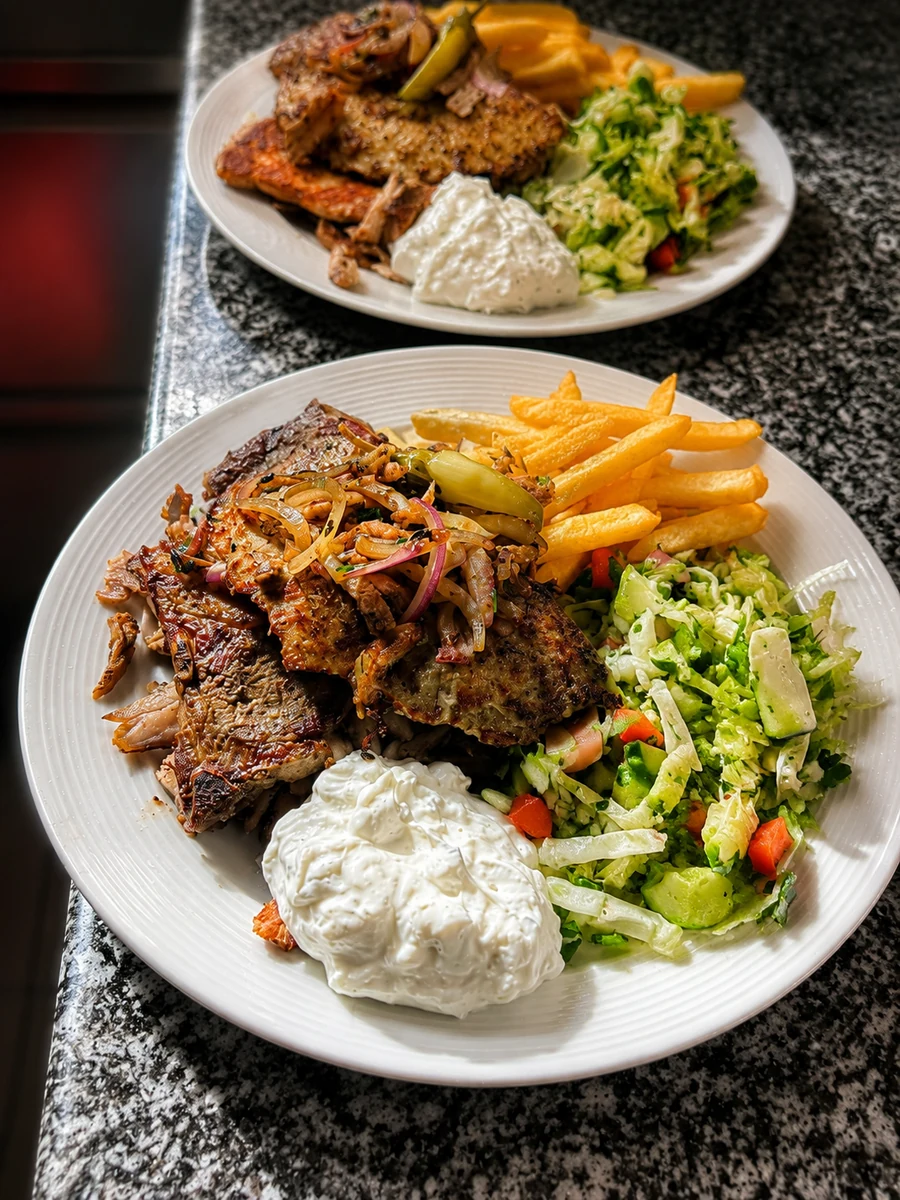 Zypern Teller – Bifteki, Lammkotelett, Schweinefilet, Gyros, Salat, Tzatziki